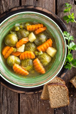 Üstten Görünüm ahşap rustik masada brussel lahanası ile sebze çorbası