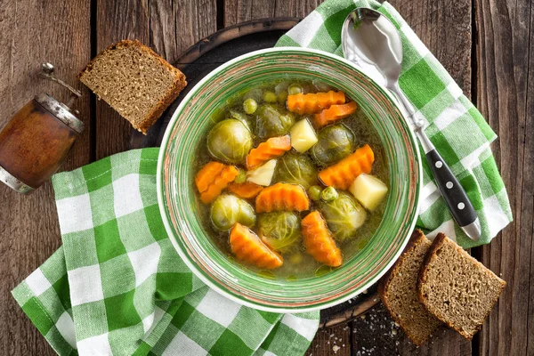 Grönsakssoppa Med Brysselkål Rustika Träbord Ovanifrån — Stockfoto