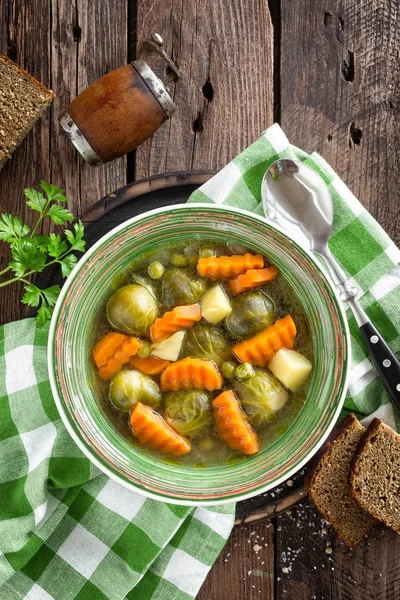 Sopa Verduras Con Brotes Bruselas Mesa Rústica Madera Vista Superior — Foto de Stock