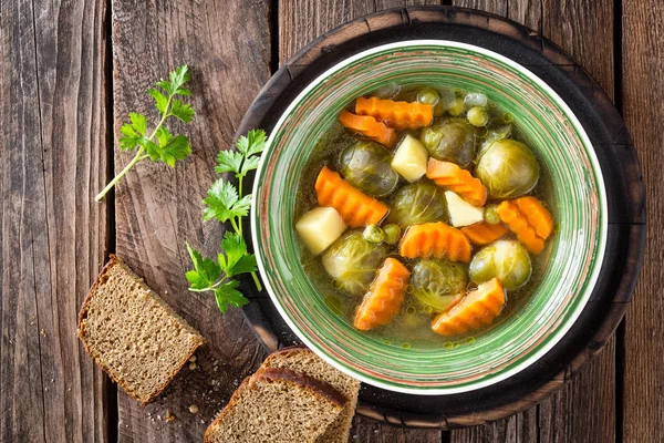 Sopa Legumes Com Brotos Brussel Mesa Rústica Madeira Vista Superior — Fotografia de Stock