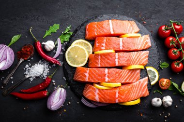 Siyah arka plan üzerine taze Çiğ somon kırmızı balık fileto. Üstten Görünüm