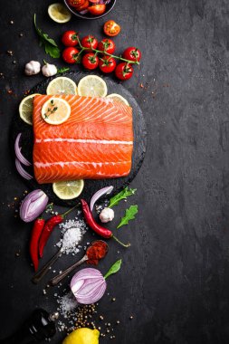 Siyah arka plan üzerine taze Çiğ somon kırmızı balık fileto. Üstten Görünüm