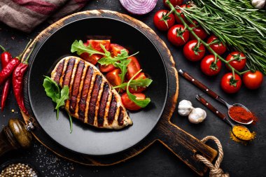 Izgara tavuk fileto siyah arka plan, üstten görünüm