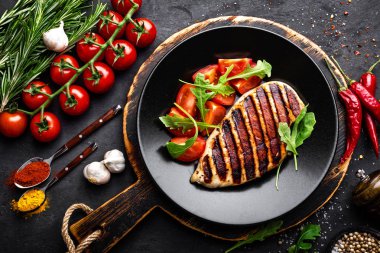 Izgara tavuk fileto siyah arka plan, üstten görünüm