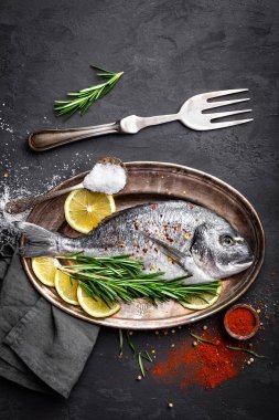 Taze çiğ dorado balık siyah arka plan, üstten görünüm