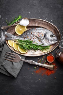 Taze çiğ dorado balık siyah arka plan, üstten görünüm