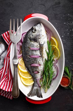 Taze çiğ dorado balık siyah arka plan, üstten görünüm