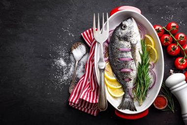 Taze çiğ dorado balık siyah arka plan, üstten görünüm