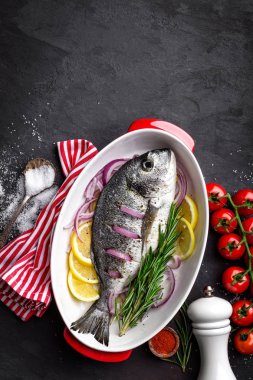 Taze çiğ dorado balık siyah arka plan, üstten görünüm