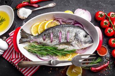 Taze çiğ dorado balık siyah arka plan, üstten görünüm