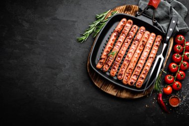 Izgara sosis sosisleri tavada kızartma kızartma-siyah arka plan üzerine. Üstten Görünüm. Geleneksel Alman yemekleri. Stok görüntü