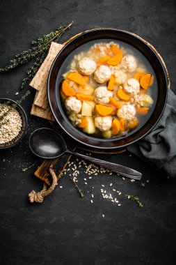 Taze sebze çorbası köfte ve pearl kapta siyah arka plan üzerine arpa ile. Üstten Görünüm