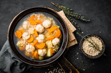 Taze sebze çorbası köfte ve pearl kapta siyah arka plan üzerine arpa ile. Üstten Görünüm