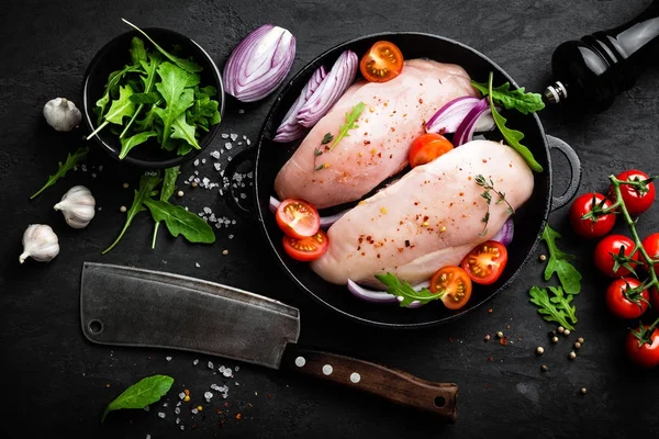 Daging Ayam Mentah Segar Fillet Direndam Dengan Rempah Rempah Bawang — Stok Foto