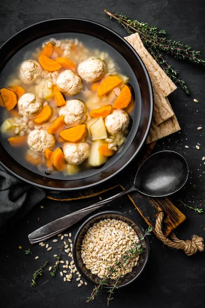 Verse Groentesoep Met Gehaktballen Pearl Barley Kom Zwarte Achtergrond Bovenaanzicht — Stockfoto