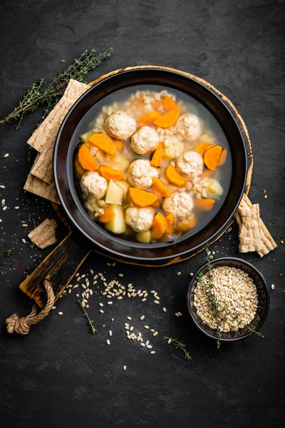 Verse Groentesoep Met Gehaktballen Pearl Barley Kom Zwarte Achtergrond Bovenaanzicht — Stockfoto