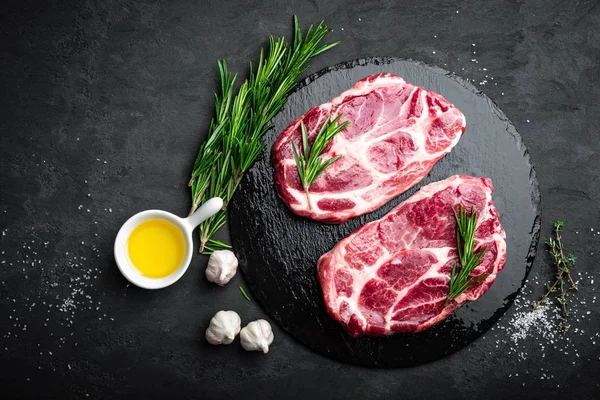Vaření Kuchyni Stůl Čerstvé Syrové Vepřové Maso Mramorované Steaky Černém — Stock fotografie