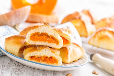 Lezzetli ev yapımı kek. Beyaz arka planda, closeup taze kabak köftesi