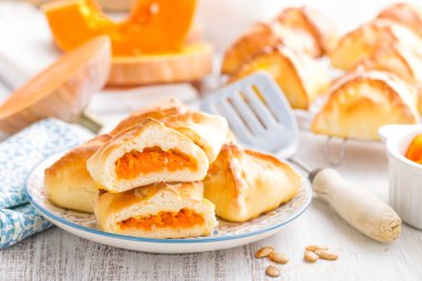 Lezzetli ev yapımı kek. Beyaz arka planda, closeup taze kabak köftesi