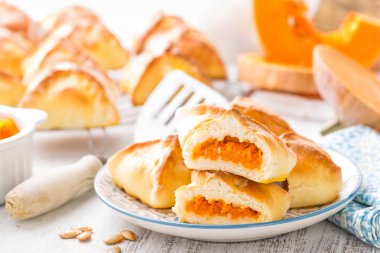 Lezzetli ev yapımı kek. Beyaz arka planda, closeup taze kabak köftesi