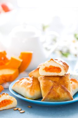 Lezzetli ev yapımı kek. Beyaz arka planda, closeup taze kabak köftesi