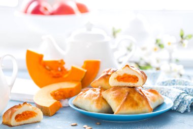 Lezzetli ev yapımı kek. Beyaz arka planda, closeup taze kabak köftesi