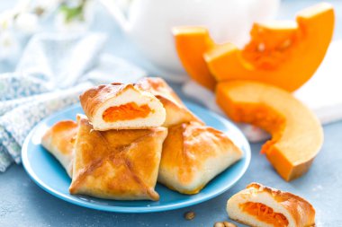 Lezzetli ev yapımı kek. Beyaz arka planda, closeup taze kabak köftesi