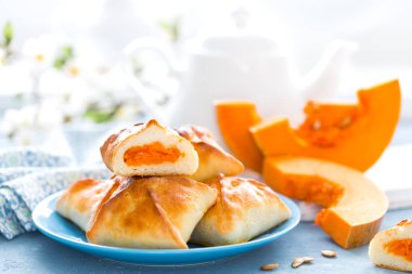 Lezzetli ev yapımı kek. Beyaz arka planda, closeup taze kabak köftesi