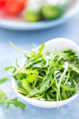 Taze roka kapta masada bırakır. Açık renkli, portre
