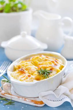 Sarımsaklı Patates graten pişmiş, krem ve peynir, geleneksel Fransız mutfağı. Beyaz arka plan