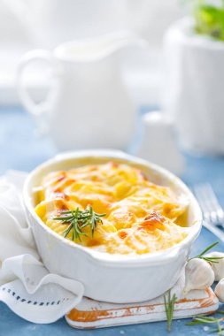 Sarımsaklı Patates graten pişmiş, krem ve peynir, geleneksel Fransız mutfağı. Beyaz arka plan
