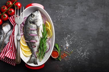 Taze çiğ dorado Balık Pişirme için malzemelerle. Üstten Görünüm