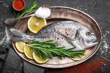 Taze çiğ dorado Balık Pişirme için malzemelerle. Üstten Görünüm