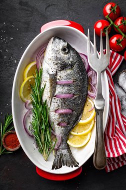 Taze çiğ dorado Balık Pişirme için malzemelerle. Üstten Görünüm