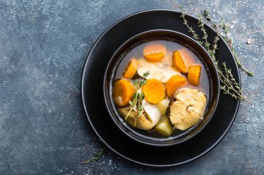 Hake masada kase lezzetli taze balık çorbası. Üstten Görünüm