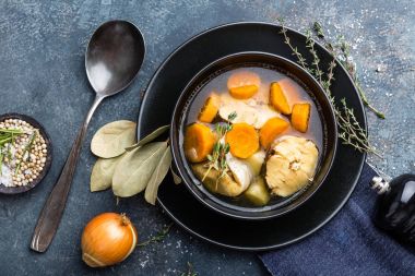 Hake masada kase lezzetli taze balık çorbası. Üstten Görünüm