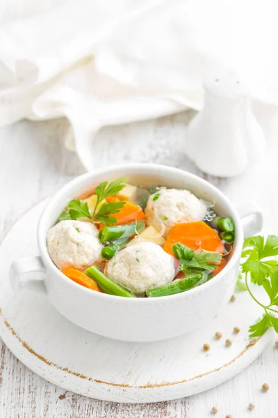 Sopa Pollo Fresco Con Verduras Albóndigas Tazón Sobre Fondo Blanco —  Fotos de Stock