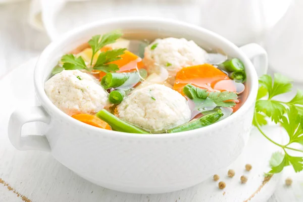 Sup Ayam Segar Dengan Sayuran Dan Bakso Dalam Mangkuk Dengan — Stok Foto