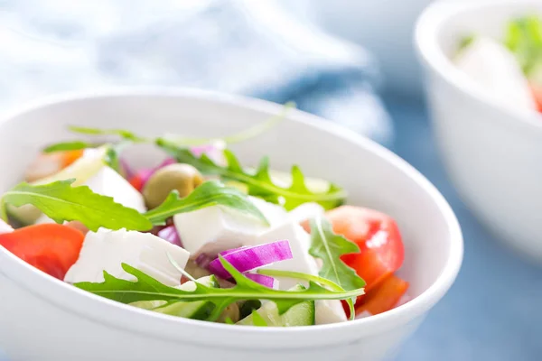 Beyaz Peynir Zeytin Beyaz Kase Taze Sebze Salatası Yunan Mutfağı — Stok fotoğraf