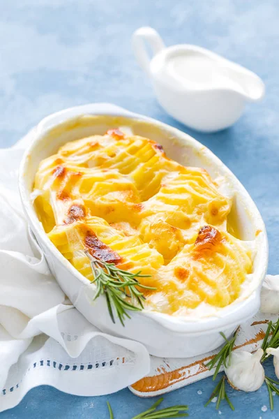 烤马铃薯焗与大蒜 奶油和奶酪 传统的法国料理 白色背景 — 图库照片