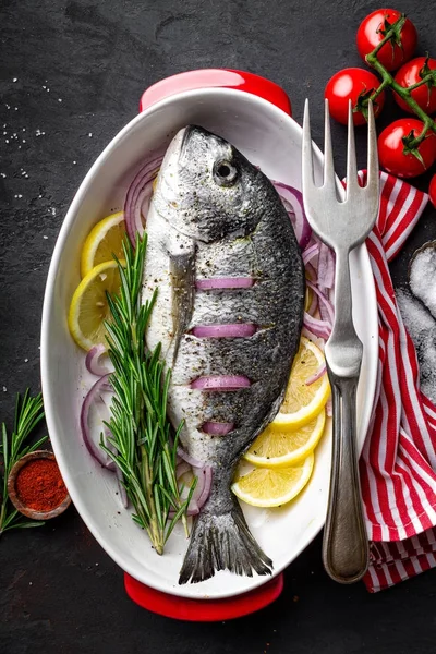 Taze çiğ dorado Balık Pişirme için malzemelerle. Üstten Görünüm