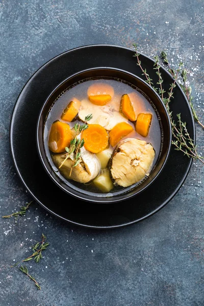 Hake masada kase lezzetli taze balık çorbası. Üstten Görünüm