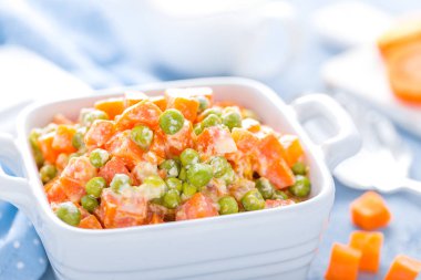 Bezelye ile havuç krem süt beyaz soslu, demlenmiş sebze güveç