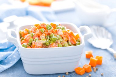 Bezelye ile havuç krem süt beyaz soslu, demlenmiş sebze güveç