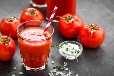 Taze domates suyu cam. Sebze içki