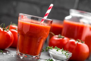 Taze domates suyu cam. Sebze içki