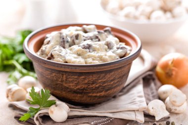 Mantar kremalı sos, julienne içinde. Champignon