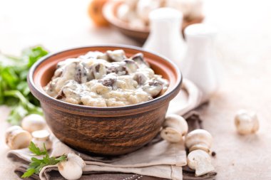 Mantar kremalı sos, julienne içinde. Champignon