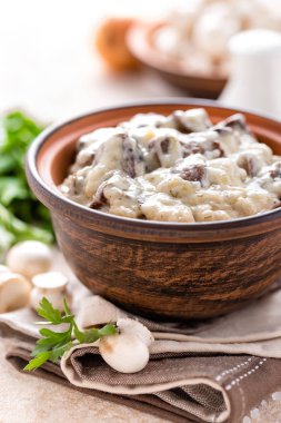Mantar kremalı sos, julienne içinde. Champignon