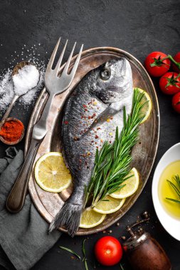 Taze çiğ dorado Balık Pişirme için malzemelerle. Üstten Görünüm